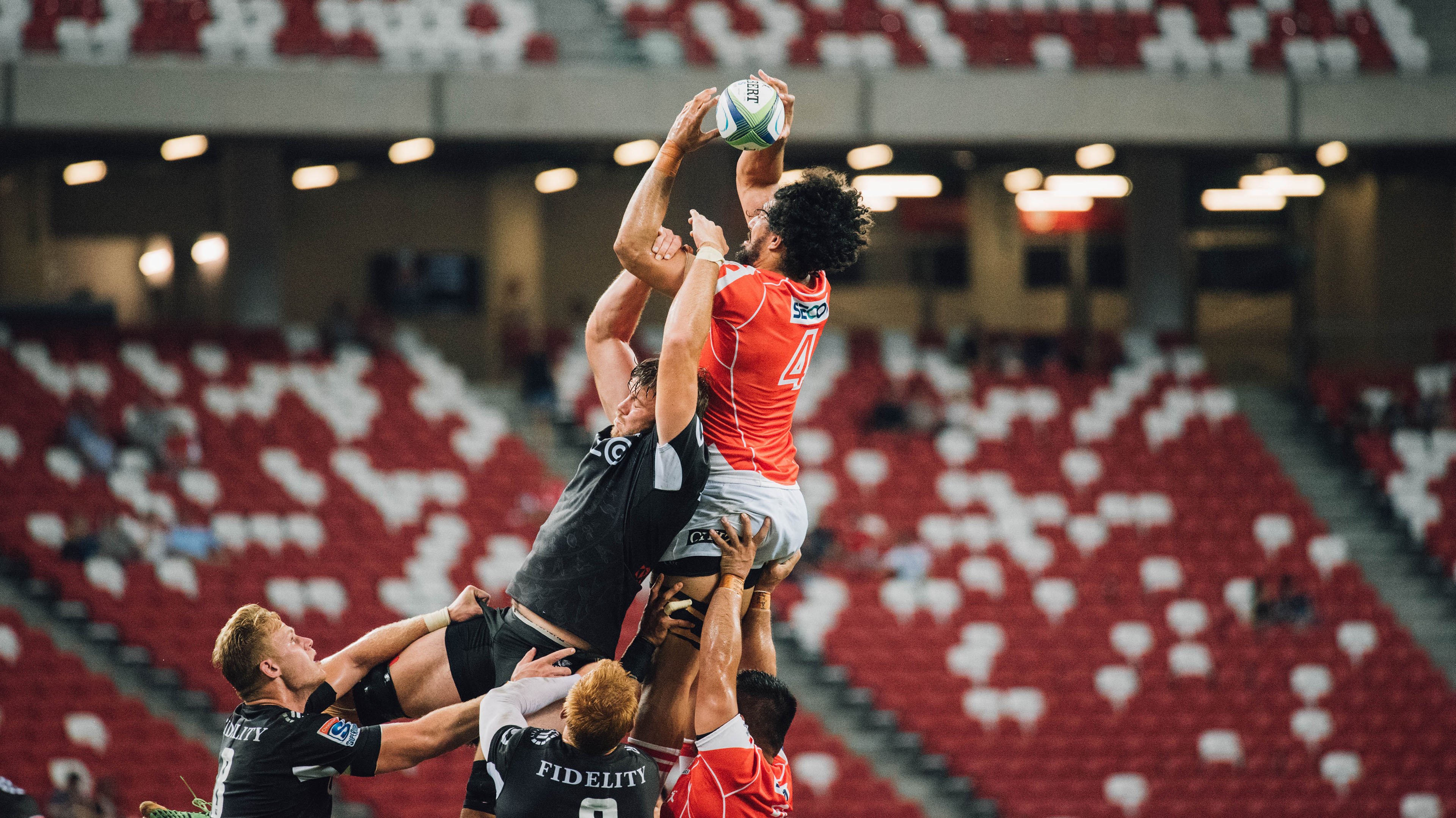 乔纳·隆戈：突破全黑队新境界的橄榄球“黑色闪电”