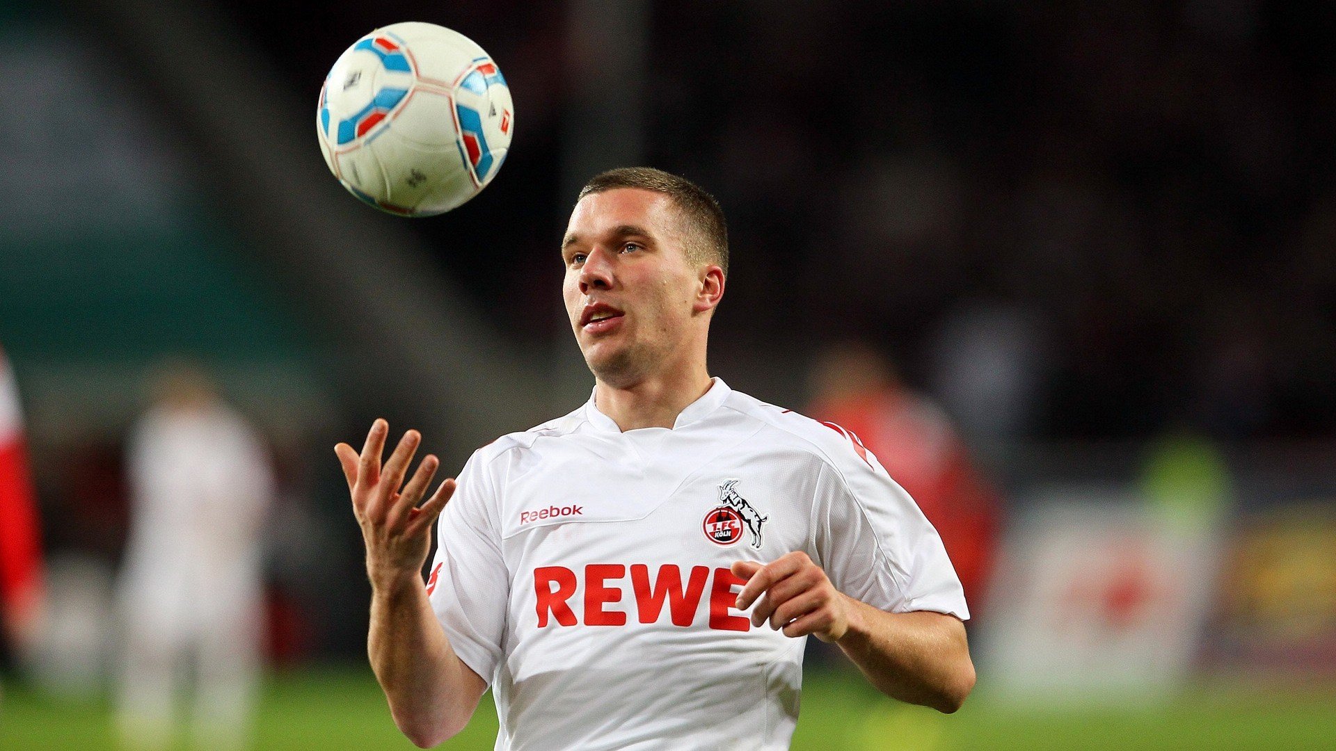 足球运动员公益健身挑战传递正能量，足球运动员慈善